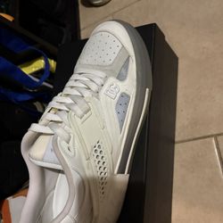 This is a pair of Dolce & Gabbana https://offerup.com/redirect/?o=Mi5aZXJv sneakers in white leather. 