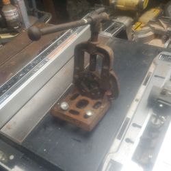 Reed No. 71 yoke-style pipe vise