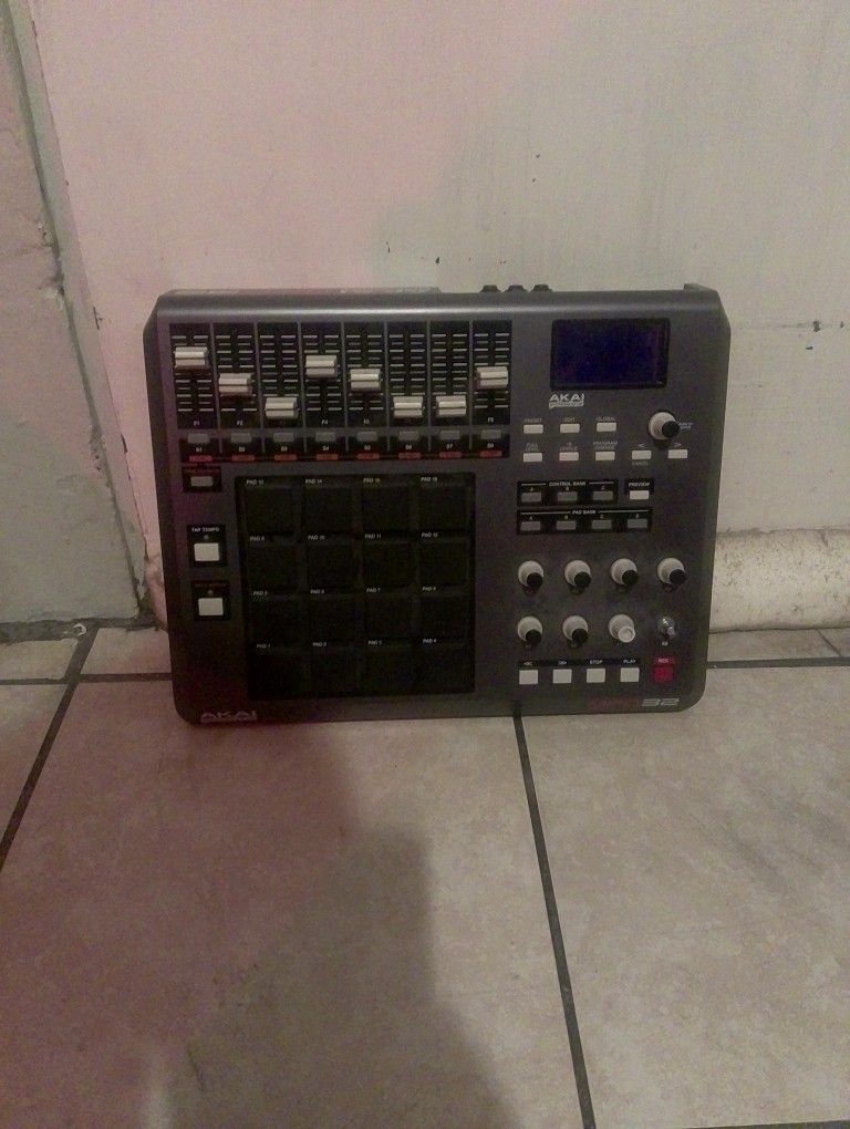 AKAI Professional MPD32 USB/MIDI Pad Control Unit