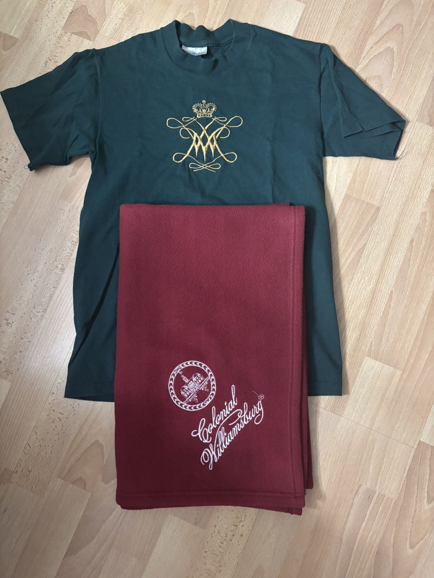 WILLIAM & MARY COLLEGE PIN, WOMAN T-SHIRT MEDIUM) & FLEECE WILLIAMSBURG BLANKET