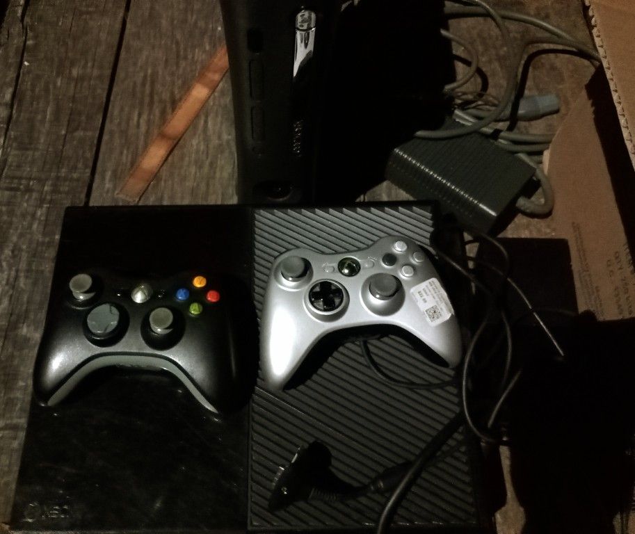 X Box 360,X Box One Two Controllers+26 Games 