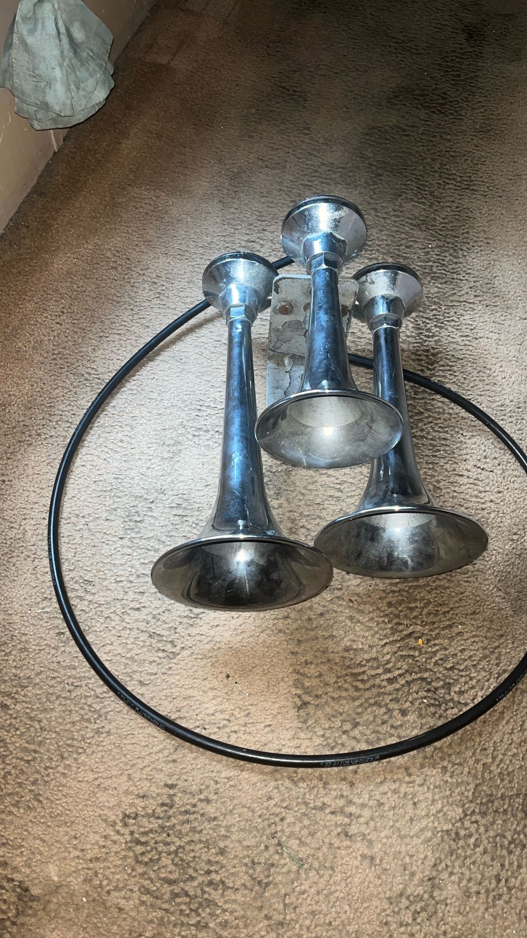 Real Loud Omega Train Horns And 2 Used Fairly New A/c Units All For $400 For Both A/C Units $200. For Train Horns $200