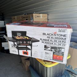 Blackstone 28” XL griddle with hard cover and folding side shelves