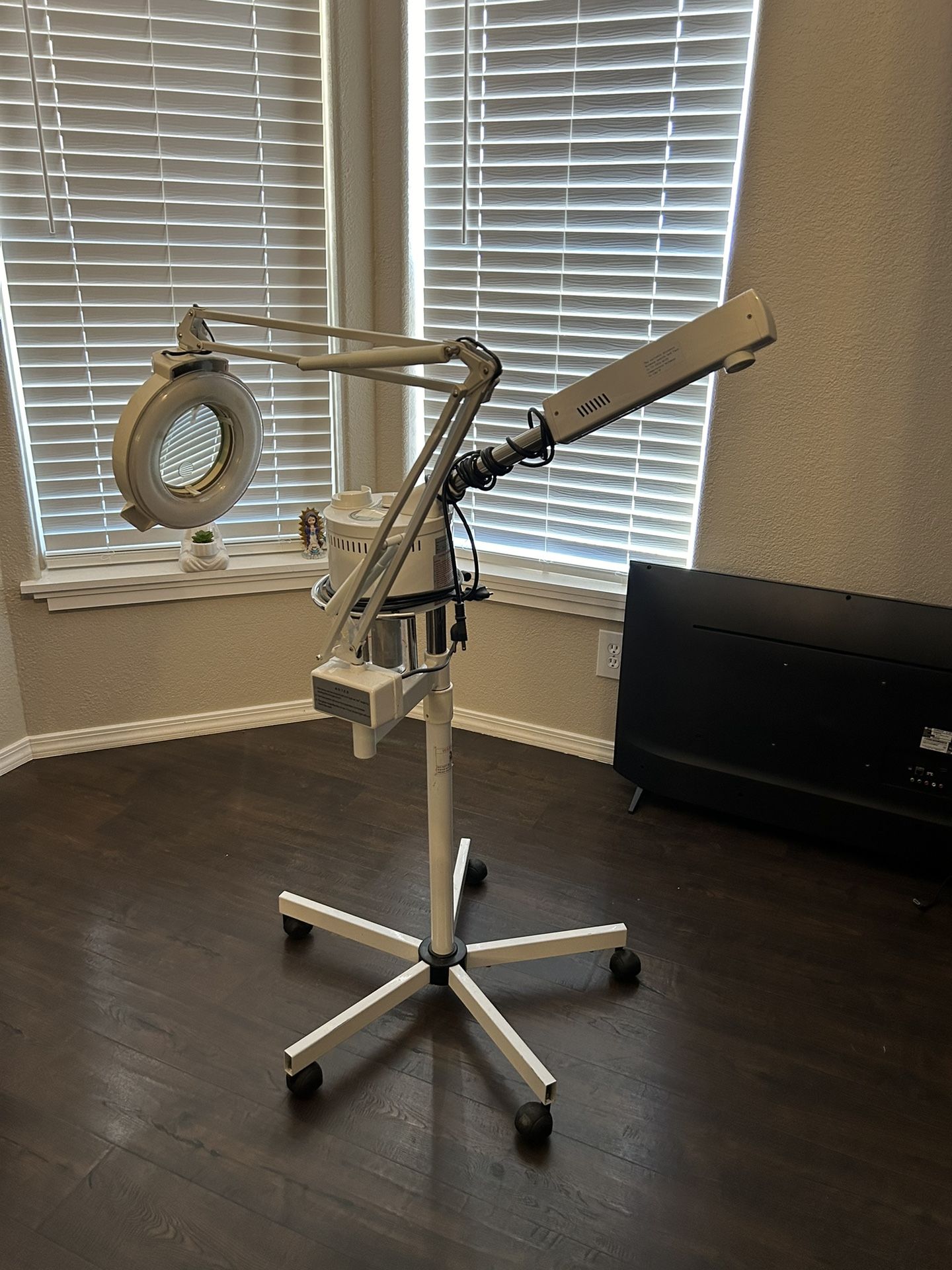 Facial Steamer With Light And Magnifying Glass