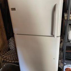 Frigidaire) Refrigerator 