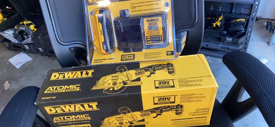 DEWALT ATOMIC 20-Volt MAX Cordless 4-1/2 in. Circular Saw 20-Volt MAX Li-Ion Battery 3AH Charger