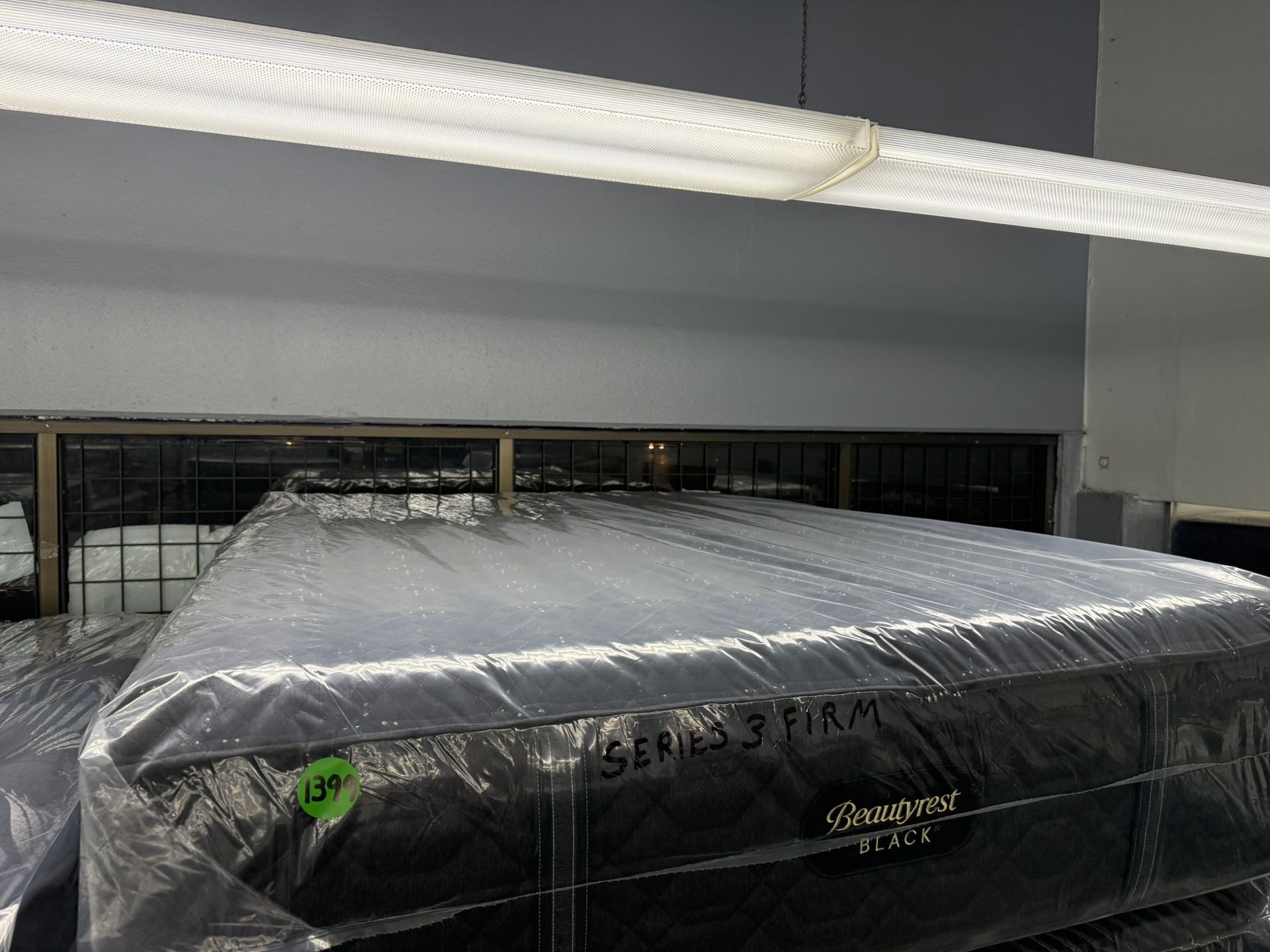 QUEEN SIZE SIMMONS BEAUTYREST BLACK SERIES 3 (FIRM) MATTRESS & BOX SPRING BED SET