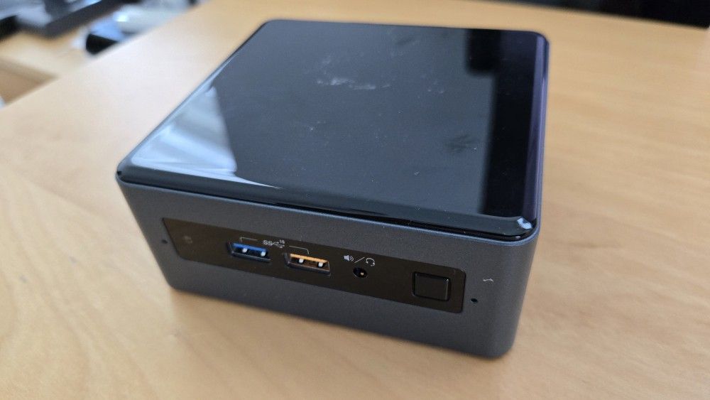 Intel NUC 8i5BEH1