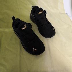 Black PUMA womens Sz 8 