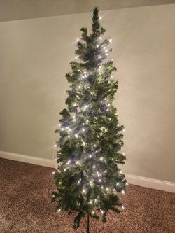 *** BRAND NEW- 6 FT CHRISTMAS TREE ***