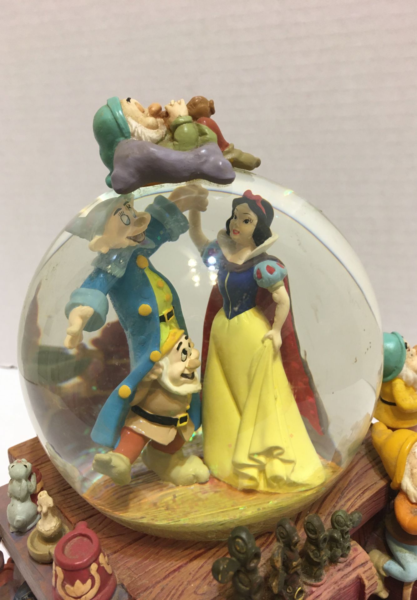 Disney Snow White and the seven dwarfs snow globe