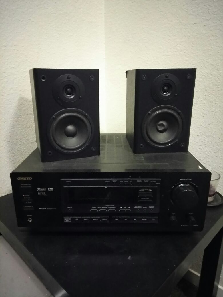 Onyko stereo receiver with speakers