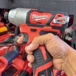 Milwaukee M12 Cordless Impact With Battery 