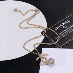 A simple and generous necklace for women