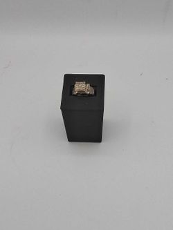 Lady's Ring - Cluster - Yellow Gold 10k (.417) 6.7 grams Size 8