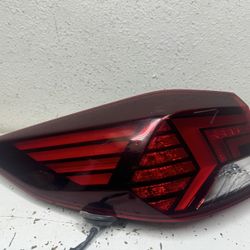 2019-2020 HYUNDAI ELANTRA LEFT OUTER TAILLIGHT HALOGEN W/LED OEM