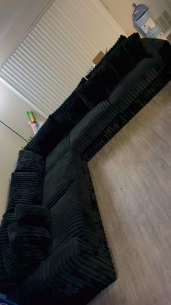 ✨ Beautiful Fluffy Black Couches Seats9 ! NEED GONE MOVING ASAP ‼️