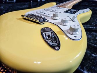 Player w/case mint fender Stratocaster Electric Guitar 6 string buttercream