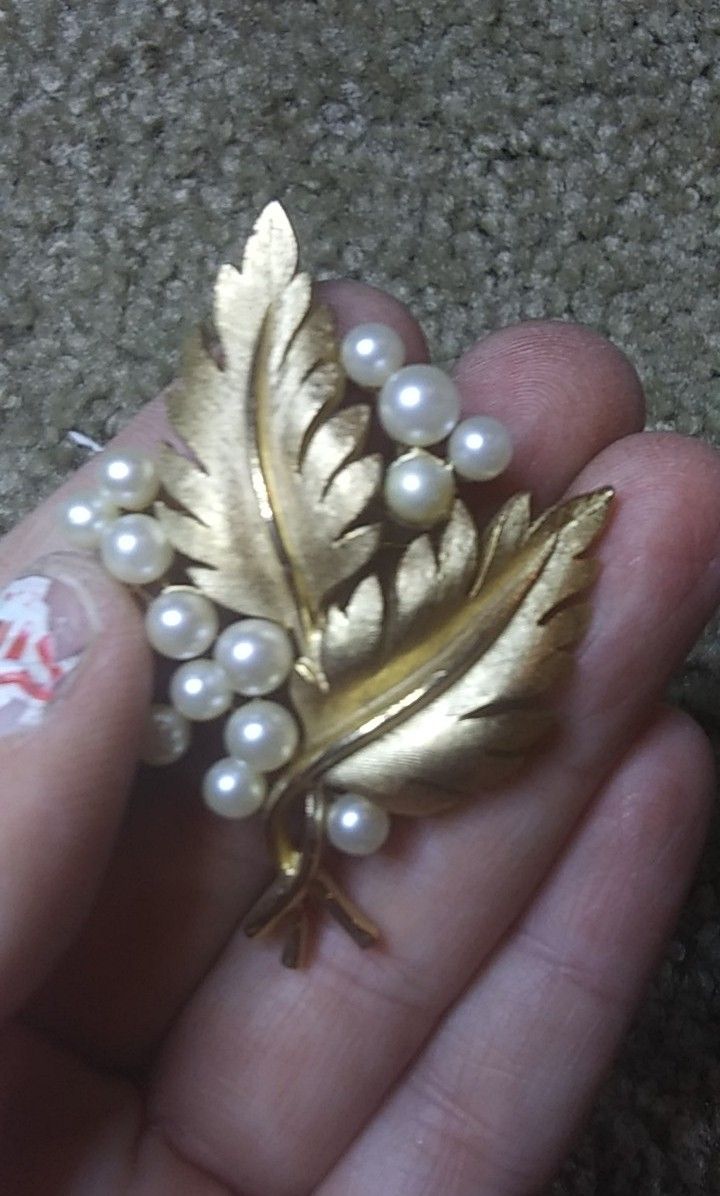 Vintage trifari gold toned pearl brooch pin