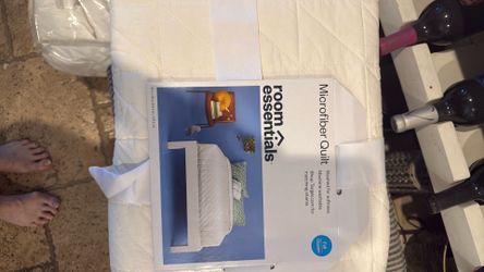 Room Essentials microfiber quilt Full/Queen New