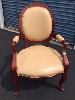 Victorian armchair with Beige leather