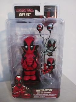 NECA Marvel - Deadpool Gift Set (Body Knocker, Scalers, Earbuds, Hubsnaps)