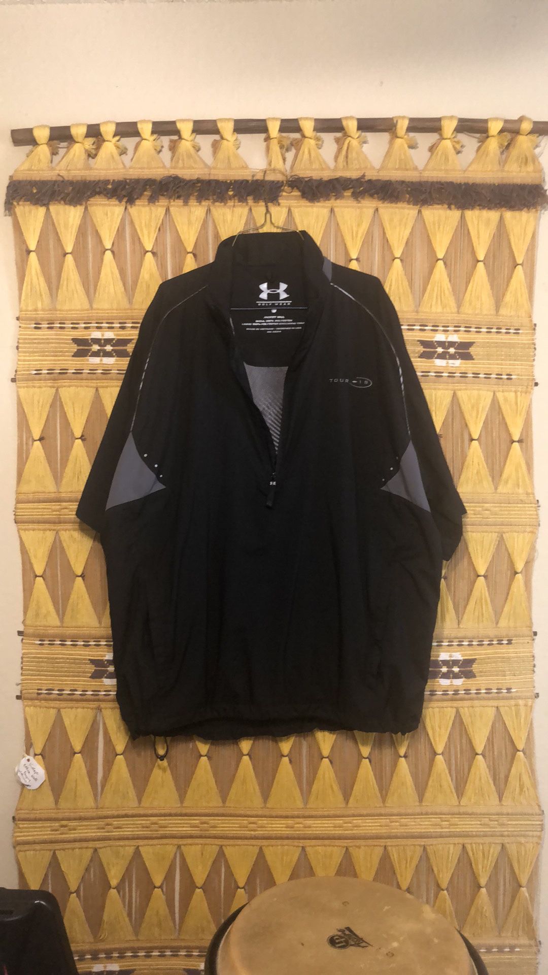 Large Under Armour Performance Golf Wear Short Sleeve Jacket Size Men's Black used in great condition. Your 18 2018 edition black with gray accents. H