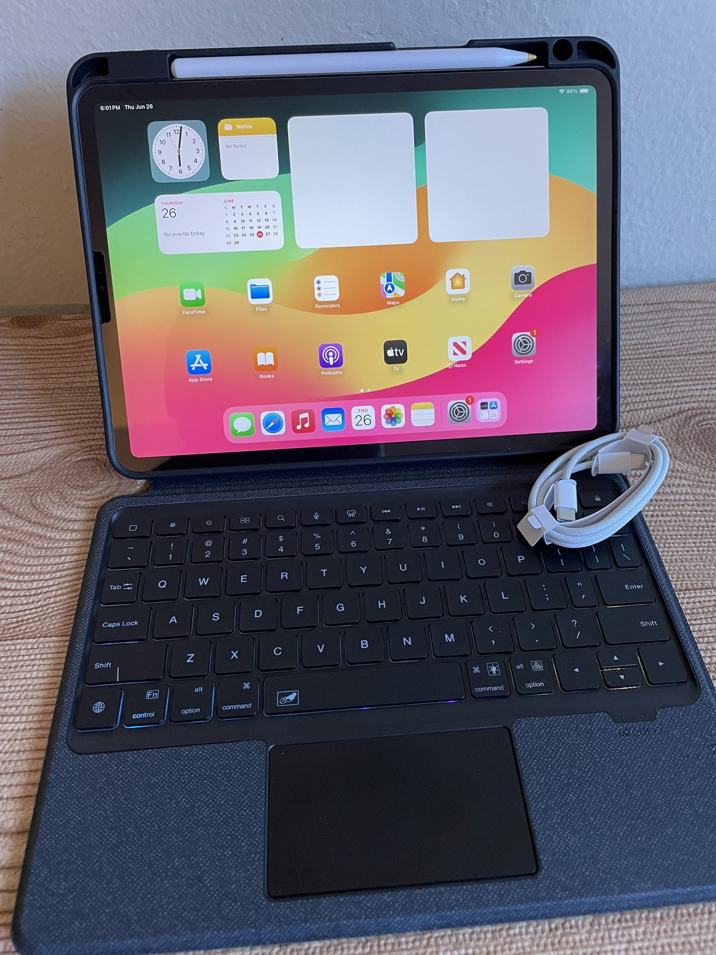 Apple iPad Pro 2nd Generation 512GB WiFi + cellular unlocked With Keyboard and Pencil