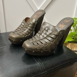 Zapatos. Clogs. Heels