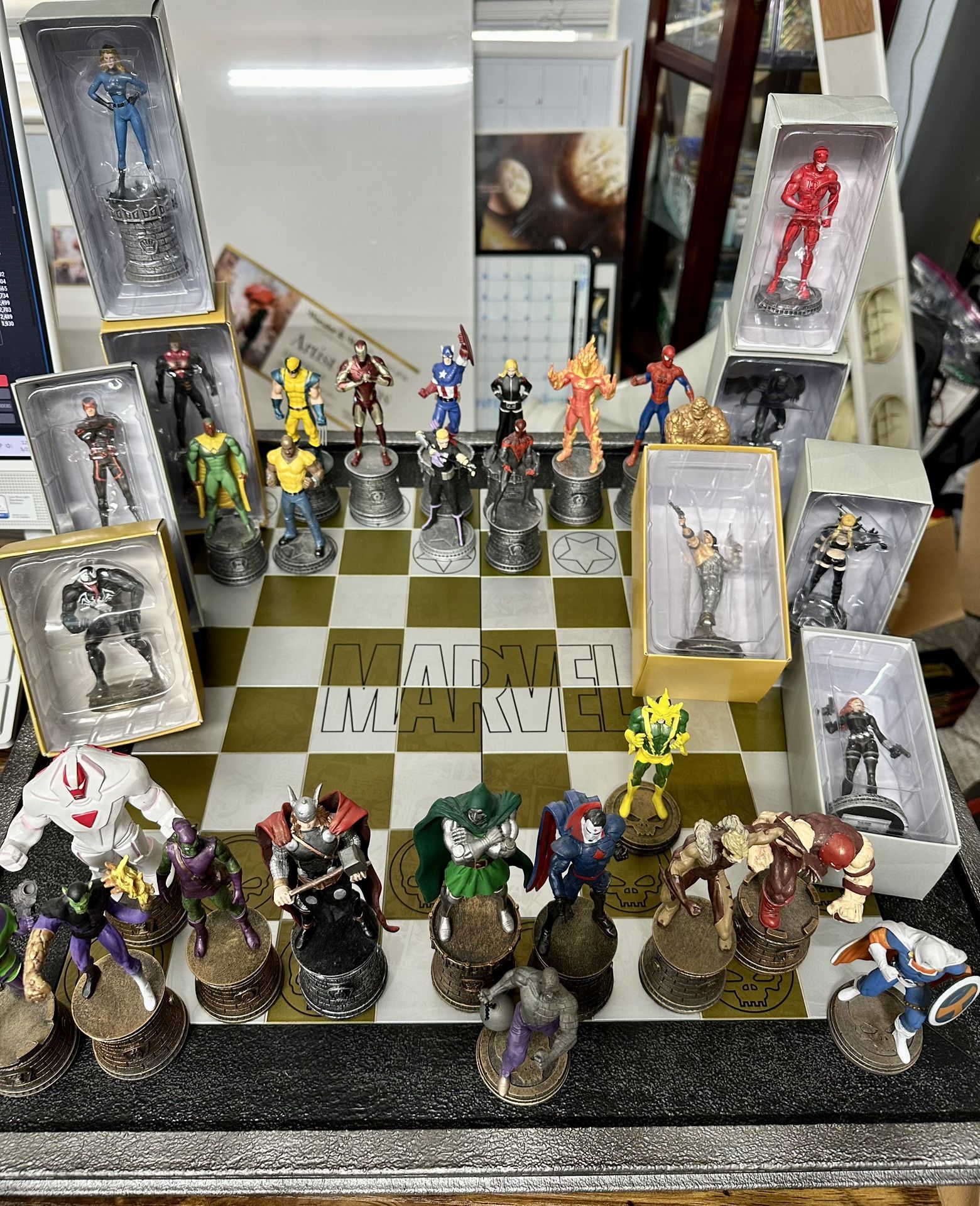 Eaglemoss Marvel Chess Collection Board & 32 Pieces