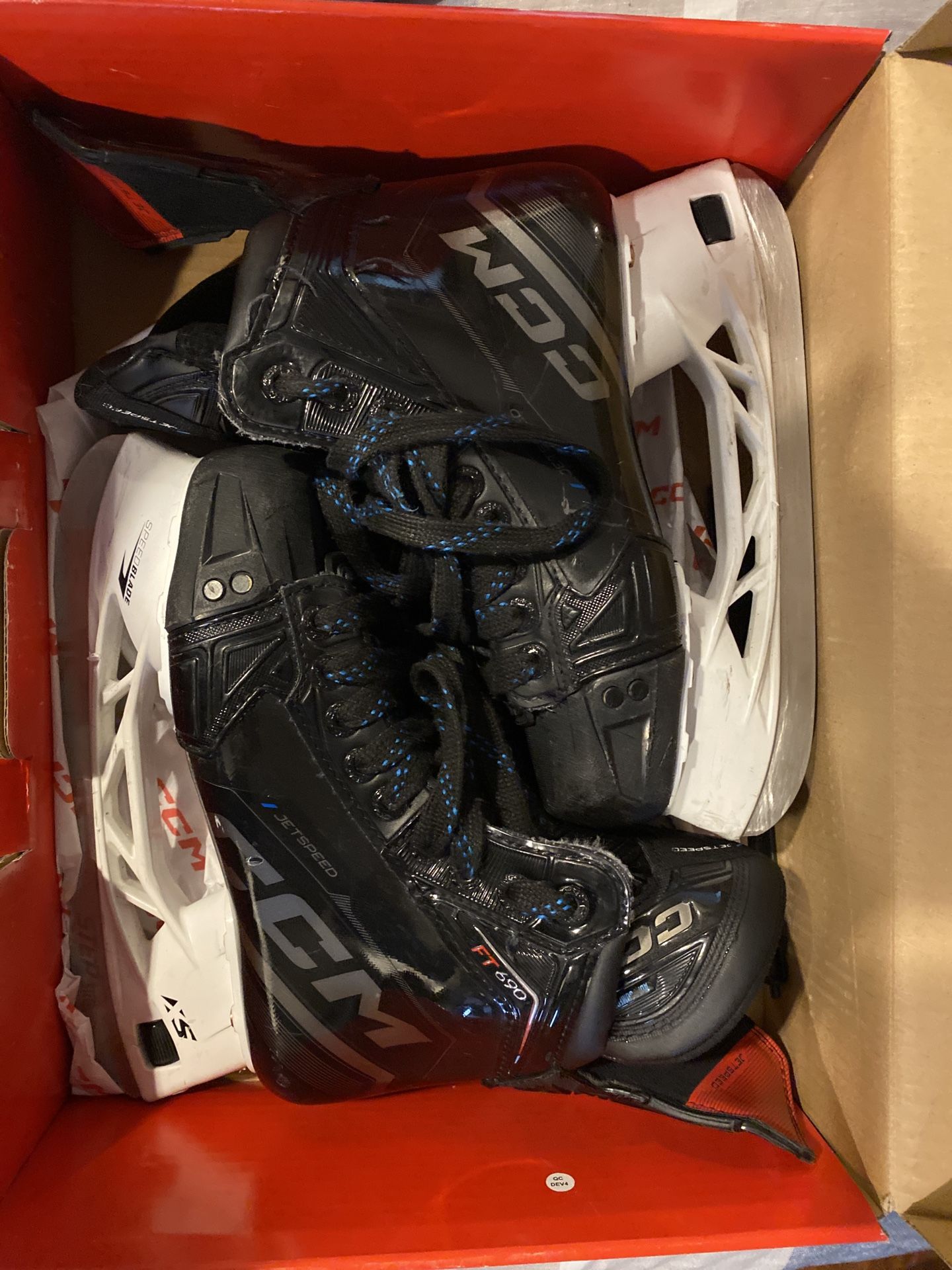CCM Jetspeed FT690 Size 4 Regular Width