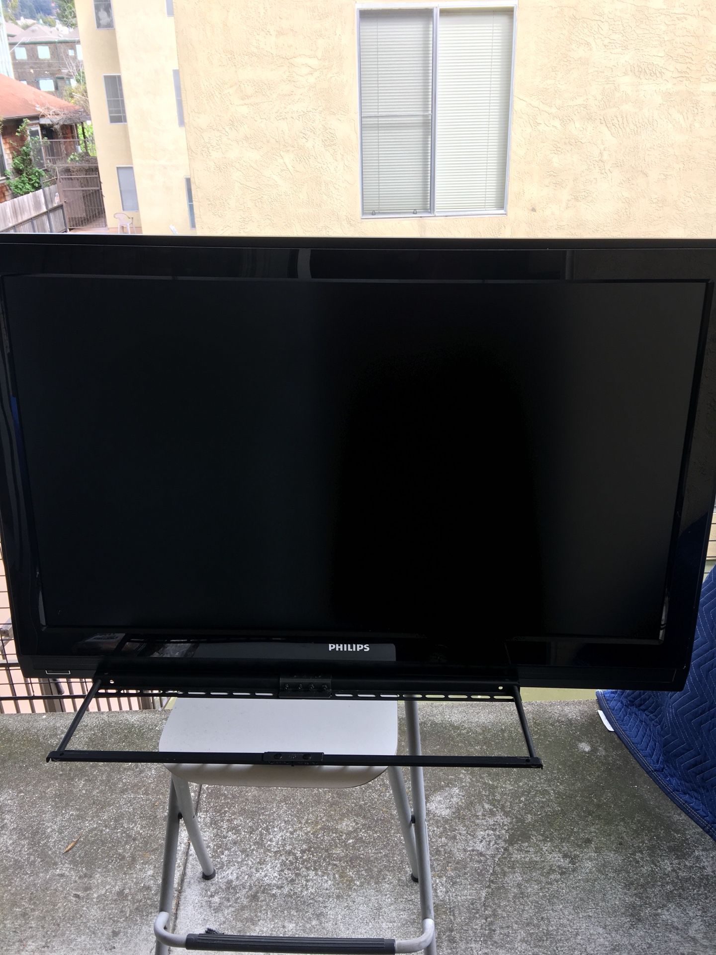 Philips 42PFL5603D 42-inch 1080p LCD HDTV with 4 HDMI inputs, combines a full HD display, Pixel Plus 3 HD engine and fantastic invisible sound. With