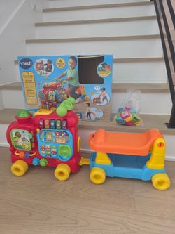 Use this grow-with-me train for floor play or as a ride-on that transforms into a push walker or pull wagon