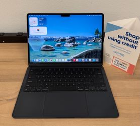 13.6" MacBook Air M2 8 Core*256GB SSD*8GB RAM