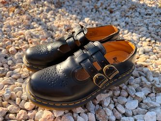 Dr. Martens 8065 Smooth Leather Mary Jane Shoes (size 7)