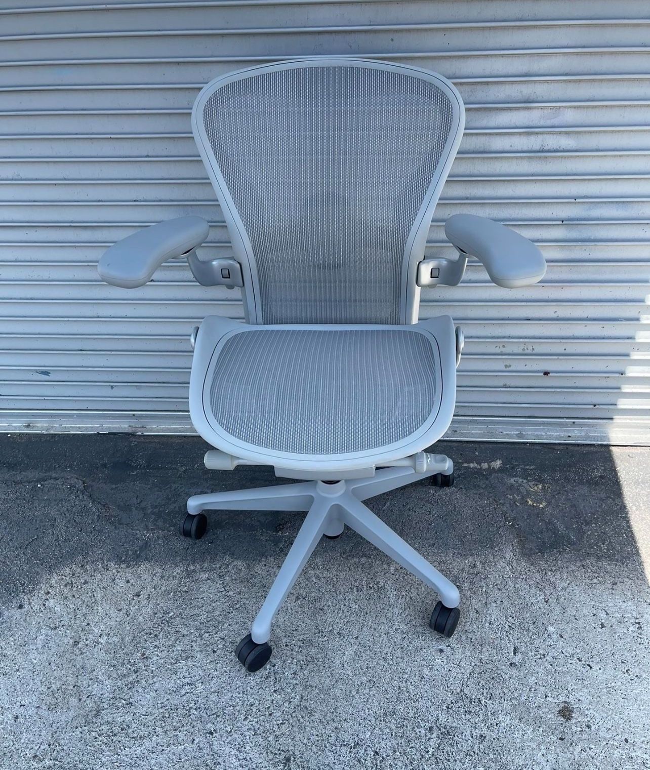HERMAN MILLER REMASTERED AERON SIZE B FULLY LOADED DELIVERY AVAILABLE FOR A FEE