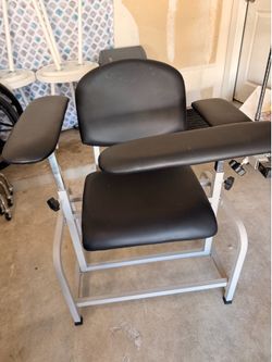 Medical Phlebotomy Chair / Blood Draw Chair – Adjustable Armrests