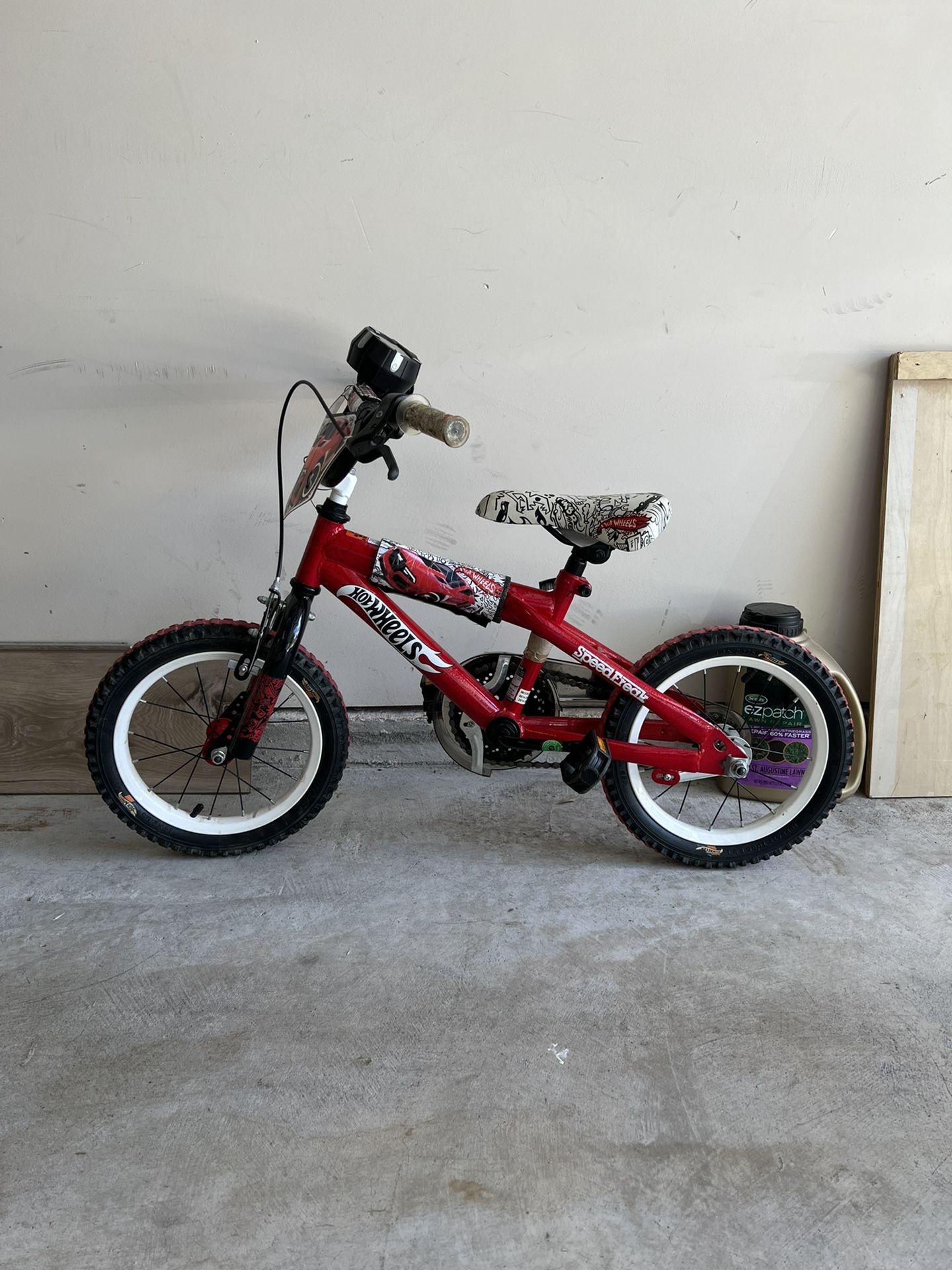 Hot Wheels Boys' 14 Inch BMX Bike