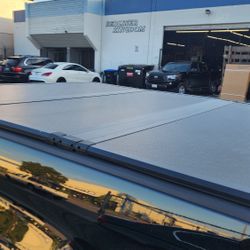 TAPADERA EN INVENTARIO PARA TODAS LAS TROCAS,  TONNEAU COVER IN STOCK FOR ALL TRUCKS, HARD TRIFOLD BED COVERS, BEDLINERS, SIDE STEPS, BED LINERS, RACK