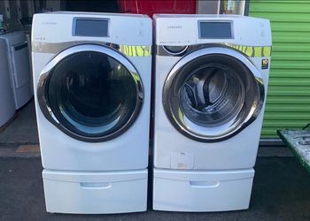 SAMSUNG WHITE STEAM SMART JUMBO FRONT LOAD WASHER AND GAS DRYER SET WITH PEDESTAL