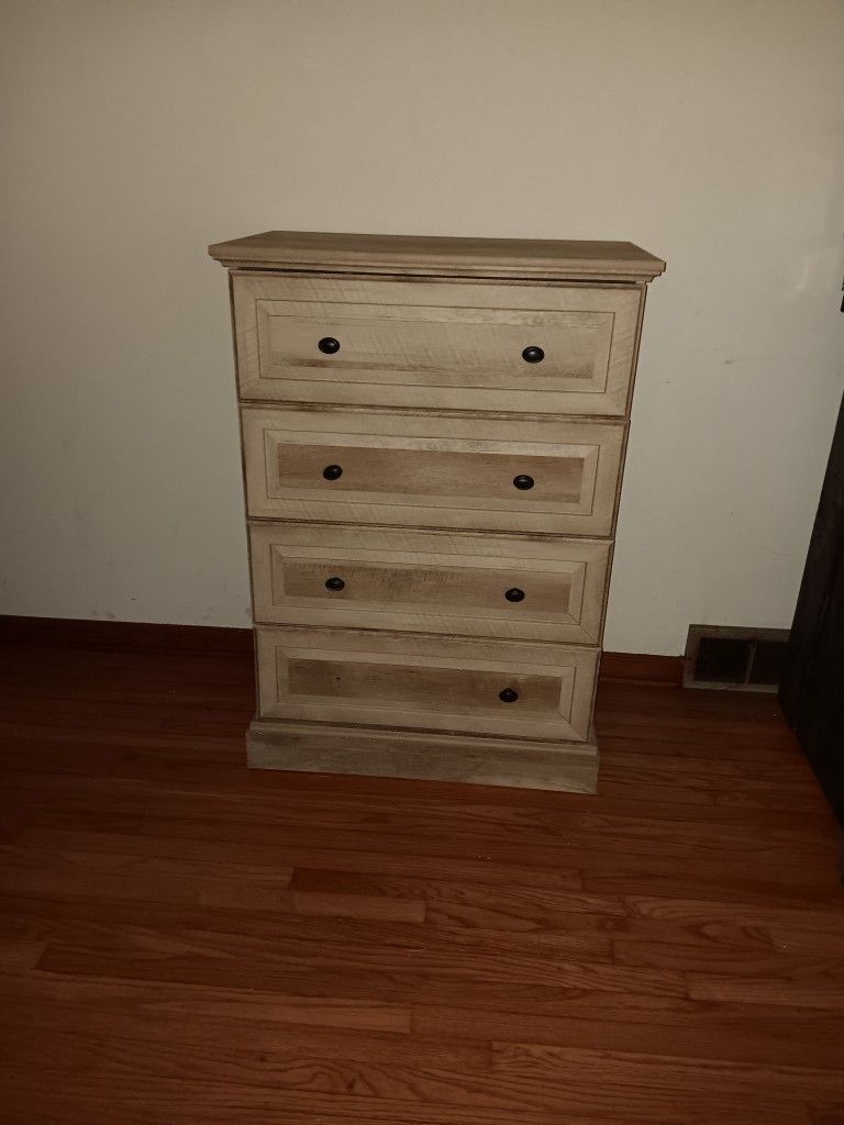 Small.dressinf Missing 1 Knob $25.00