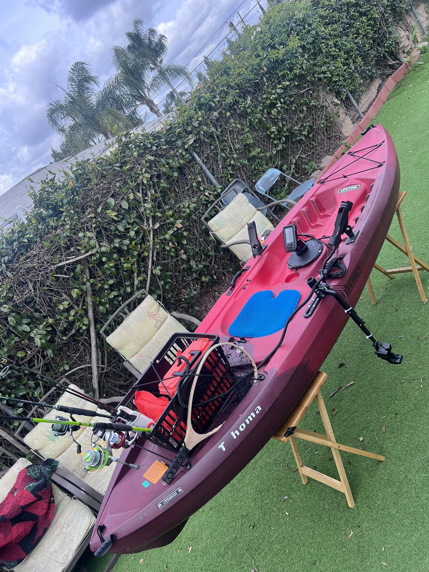 10 Ft Red “Fishing” Kayak with FISH FINDER! Willing To Go Down Alittle In Price 