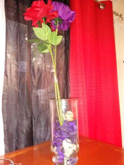 Flower vase with roses are red and purple
