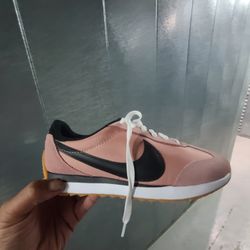 NIKE WOMENS SIZE 7.0 (2 PAIRS)