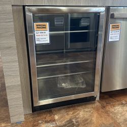 CANOGA PARK - Frigidaire Gallery Beverage Fridge