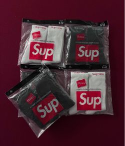 Supreme x Hanes Cushion Crew Socks 4-Pack (White & Black)
