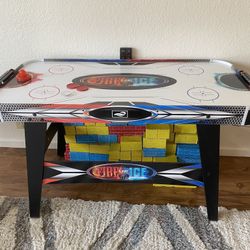Air hockey table 