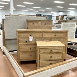 New King Bedroom Set — SPECIAL 