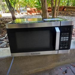 BLACK+DECKER 0.9 Cu Ft 900W Countertop Microwave - Works Great
