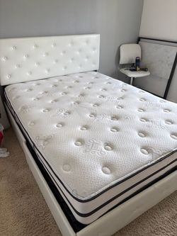 White queen bed with 4 drawers
